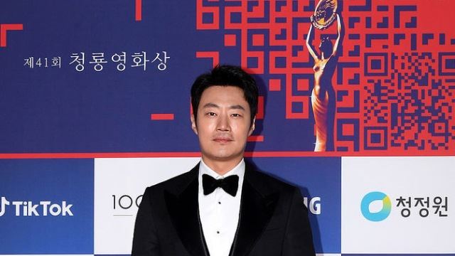 [Throwback] Lee Hee-joon Keeps It Cool With Hands in Pockets at 41st Blue Dragon Film Awards Red Carpet