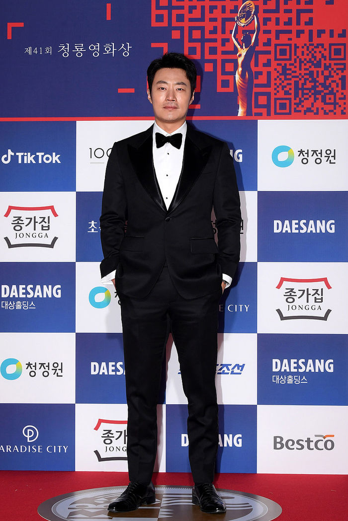 [Throwback] Lee Hee-joon Keeps It Cool With Hands in Pockets at 41st Blue Dragon Film Awards Red Carpet