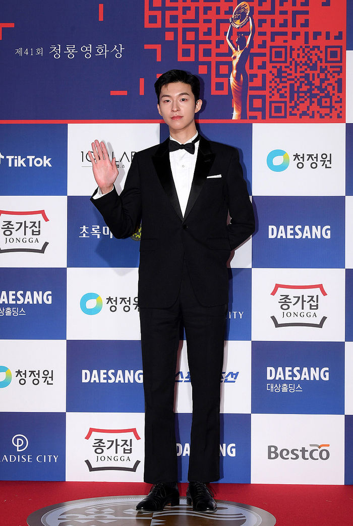 [Throwback] Hong Kyung Hits The Blue Dragon Film Awards Red Carpet