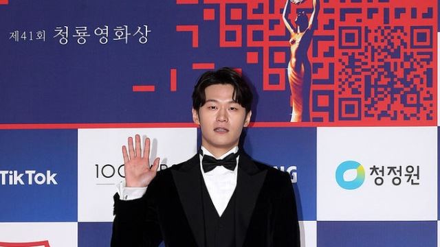 [Throwback] Lee Hak-joo Waves Hello at the 41st Blue Dragon Film Awards