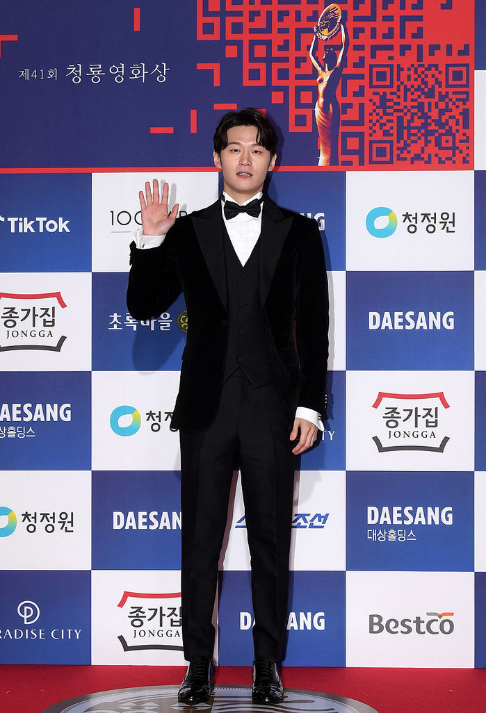 [Throwback] Lee Hak-joo Waves Hello at the 41st Blue Dragon Film Awards