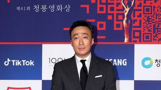 [Throwback] Lee Sung-min Serves a Sharp Suit on the Blue Dragon Red Carpet