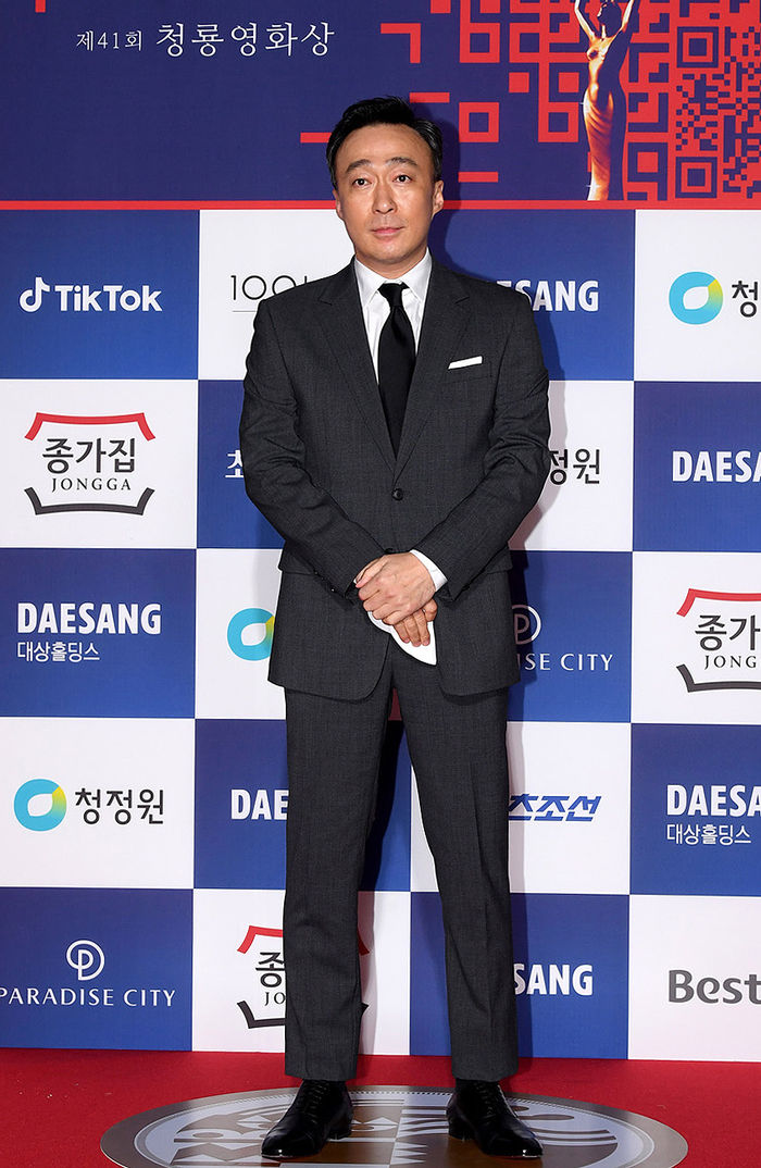 [Throwback] Lee Sung-min Serves a Sharp Suit on the Blue Dragon Red Carpet