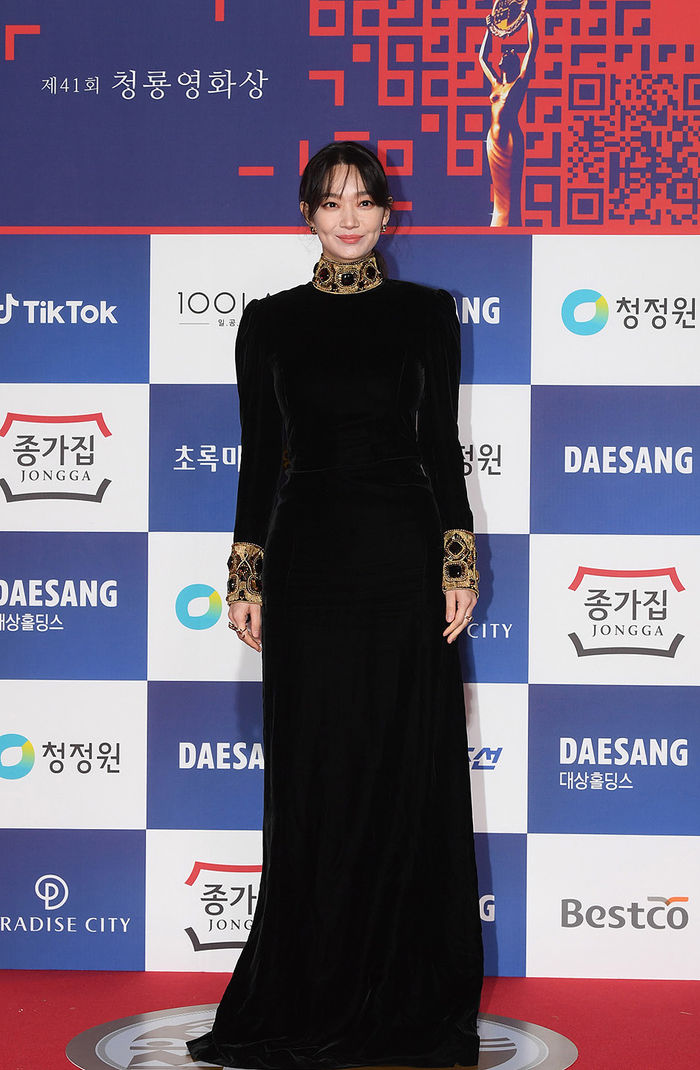[Throwback] Shin Mina Shines Brighter Than Jewelry on the Blue Dragon Film Awards Red Carpet