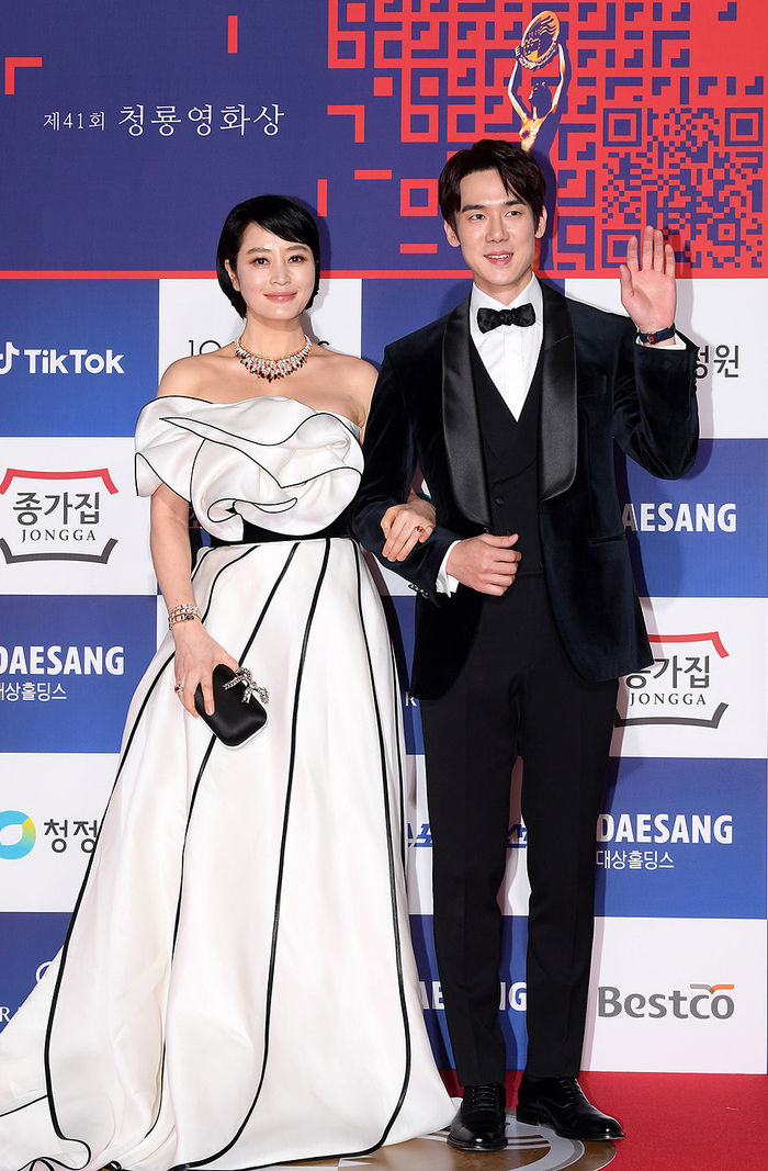 [Throwback] Kim Hye-soo and Yoo Yeon-seok, Faces of the Blue Dragon