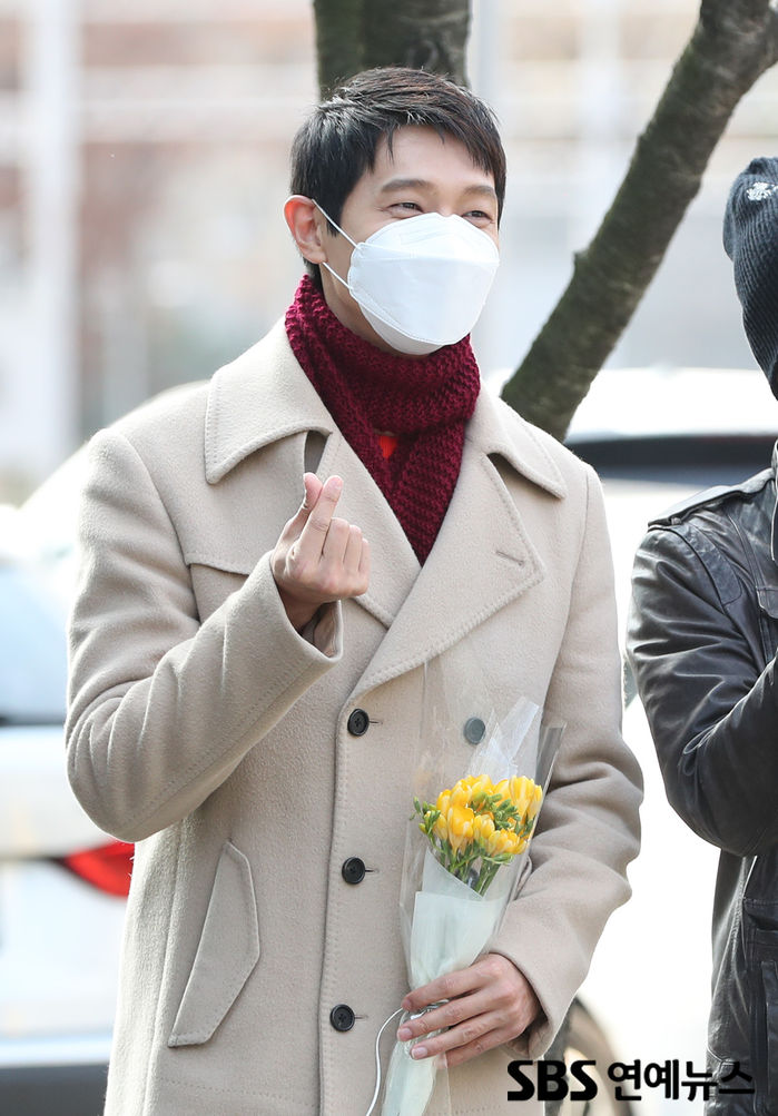 [Throwback] Ji Hyun-woo Sends Finger Hearts Outside SBS for Choi Hwa-jung’s Power Time