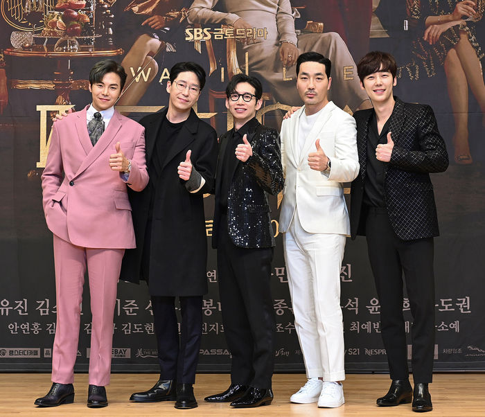 [Throwback] The Penthouse Season 2 Cast Pose at Online Press Conference: Park Eun-seok, Uhm Ki-joon, Bong Tae-gyu, Ha Do-kwon, Yoon Jong-hoon