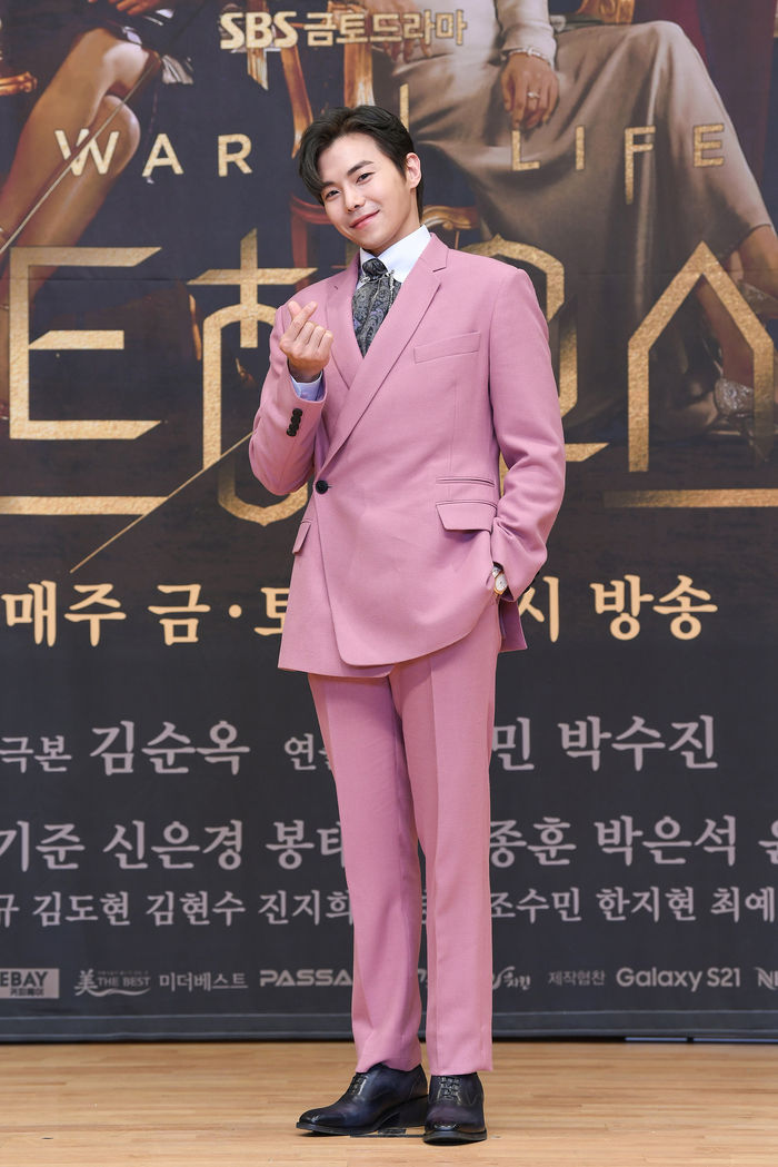[Throwback] Park Eun-seok Stuns in Pink as Logan Lee