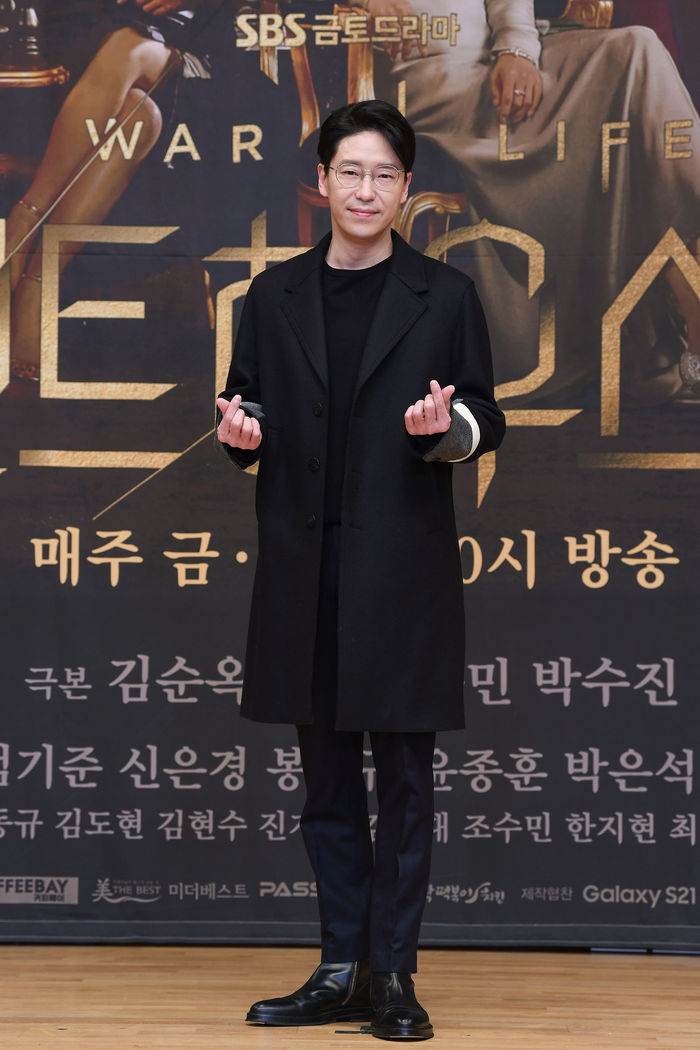 [Throwback] Uhm Ki-joon Sends a ‘Joo Dan-tae’ Heart at The Penthouse Season 2 Press Conference