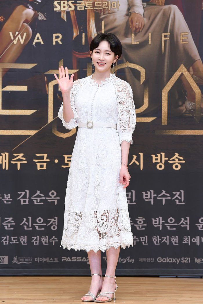 [Throwback] Yoon Joo-Hee Stuns in All White