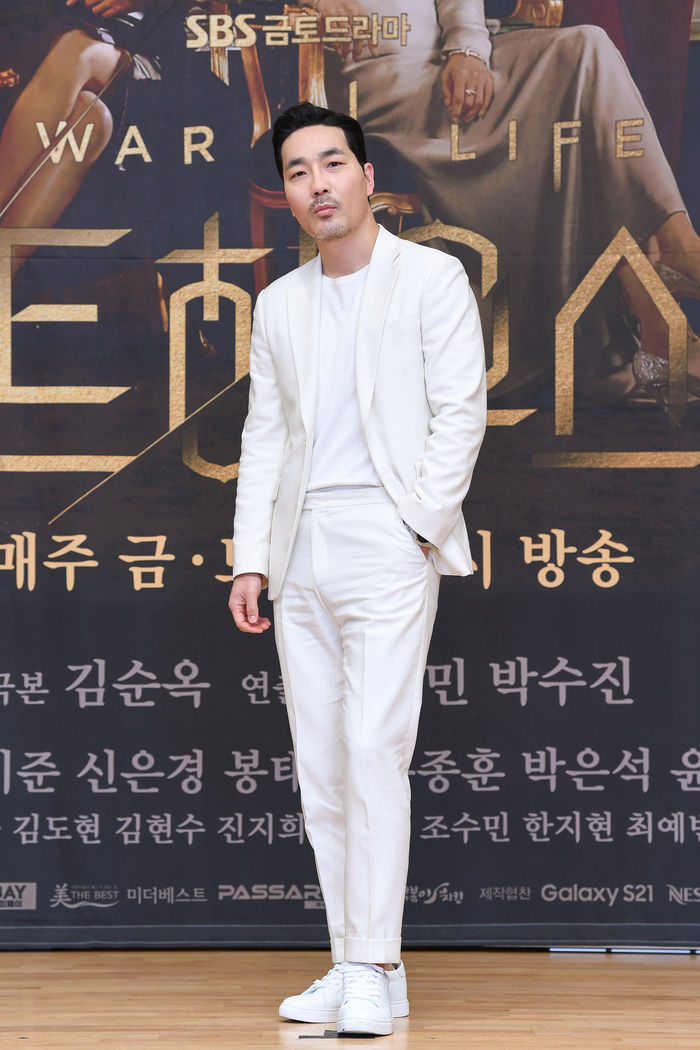 [Throwback] Ha Do-kwon Exudes All-White Confidence