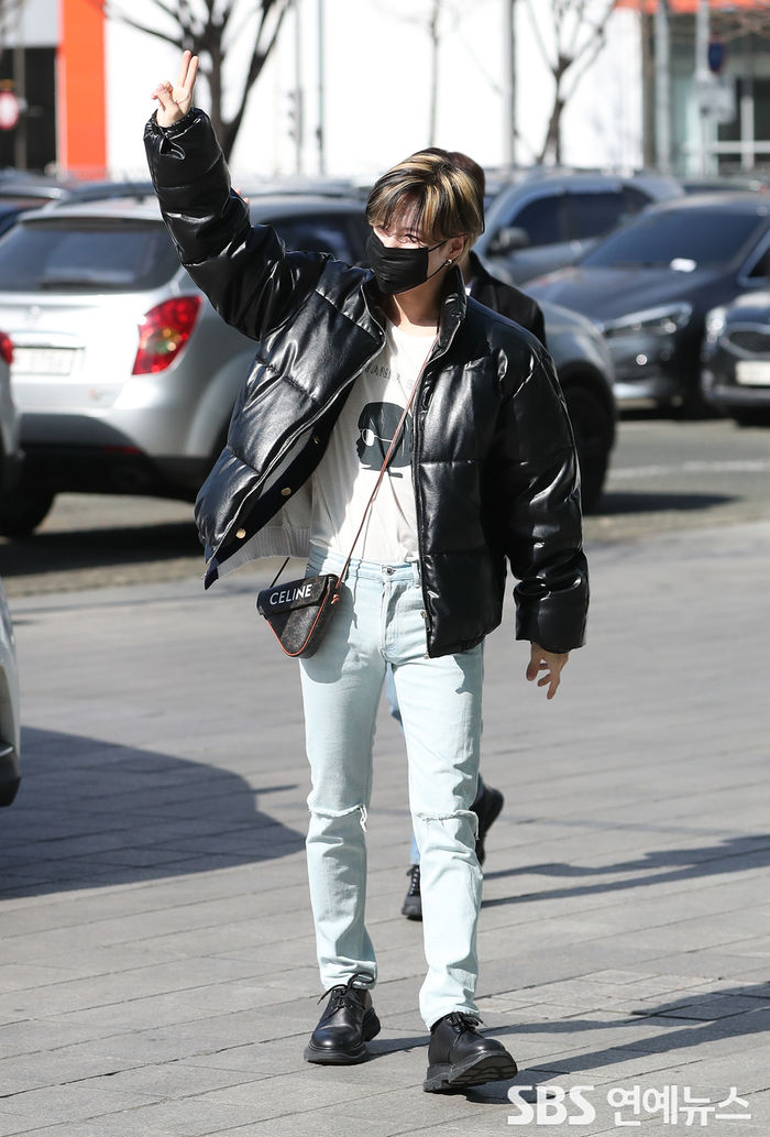 [Throwback] TAEMIN of SHINee Strikes a Stylish V Pose