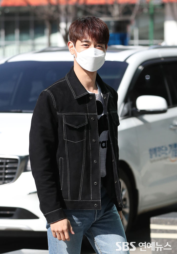 [Throwback] SHINee’s MINHO Makes Hearts Flutter With Direct Eye Contact
