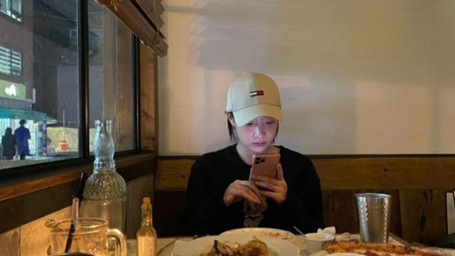 '왕따설' 이현주, 에이프릴은 선긋고 유니티는 안았다