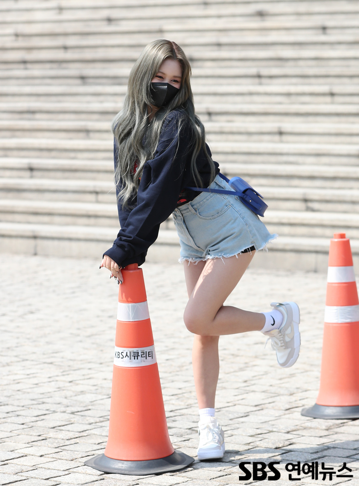 [E포토] 우주소녀 다영, '주차고깔 잡고 섹시하게'