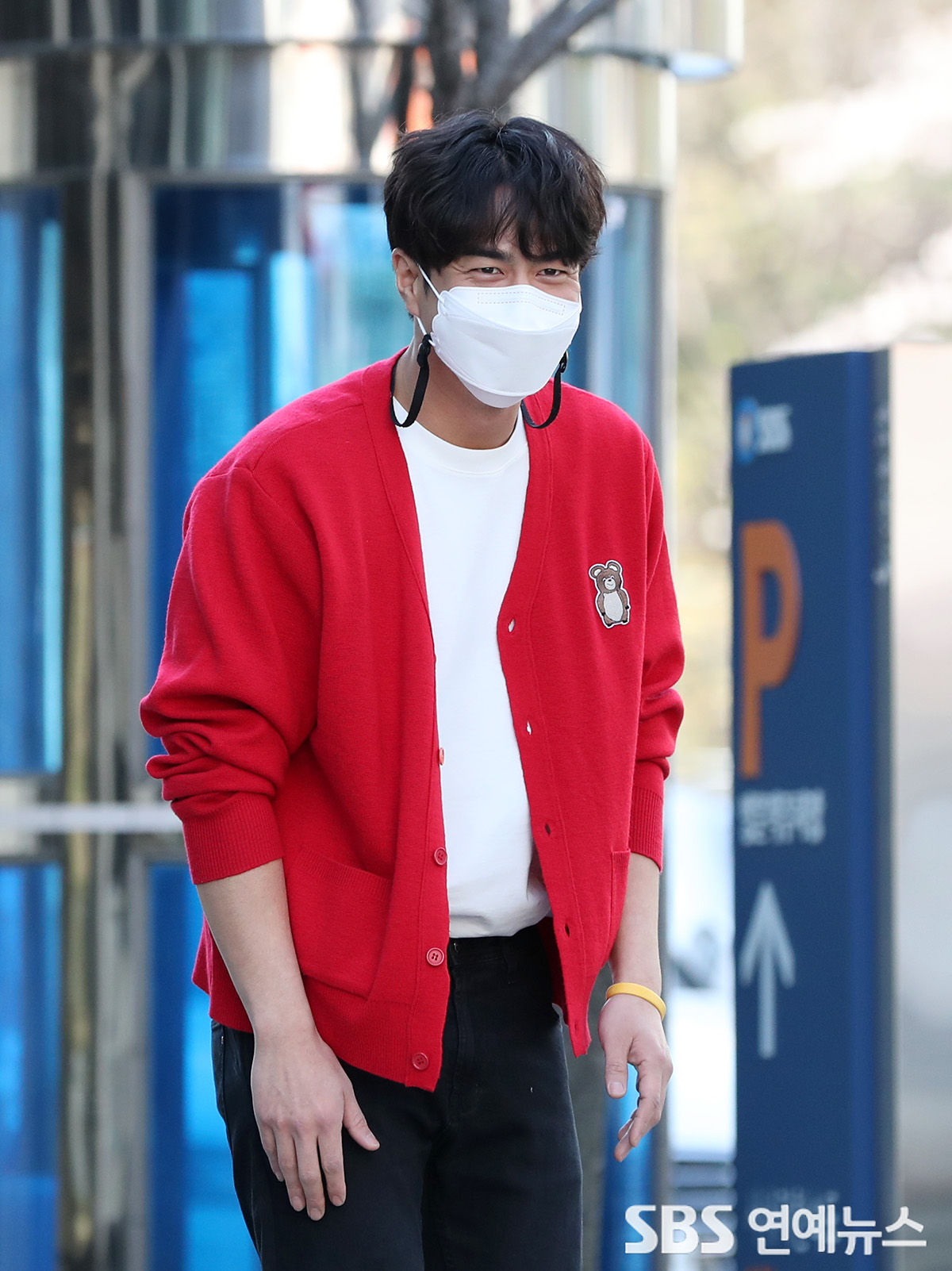 [E포토] 전석호, '강렬한 레드 가디건'