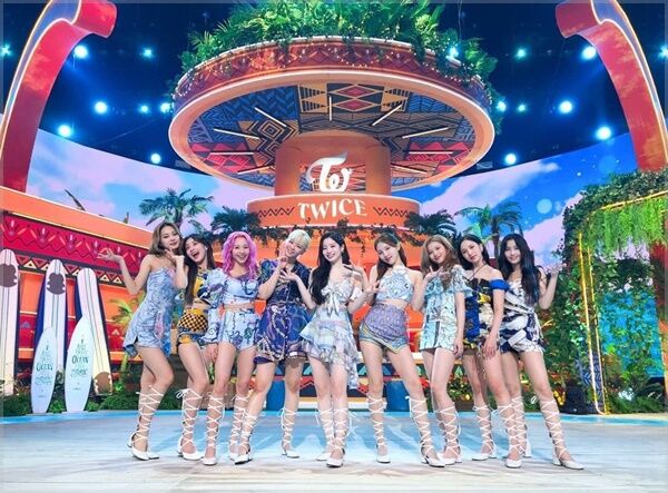 트와이스 형형색색 무대 의상…알고 보니 '이것' 리폼