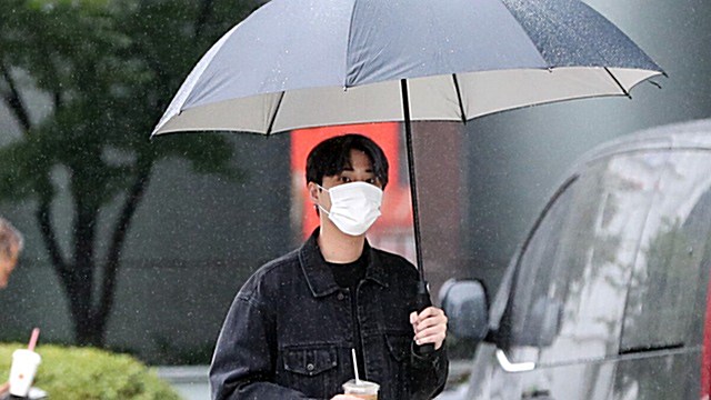 [E포토] 데이식스 영케이, '비 내리는 출근길'