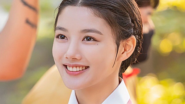 김유정, 한 폭의 수채화 같은 고운 자태&hellip;'홍천기' 촬영장 비하인드