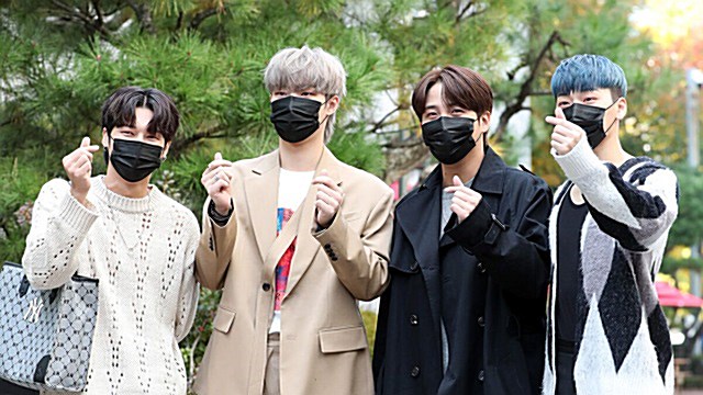 [Throwback] ATEEZ Serve Up Four Heart Poses on Their Way to KBS