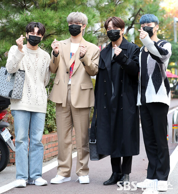 [Throwback] ATEEZ Serve Up Four Heart Poses on Their Way to KBS