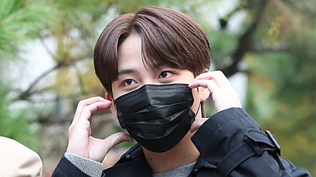 [Throwback] ATEEZ’s JONGHO Flaunts a Cheek-Heart En Route to KBS