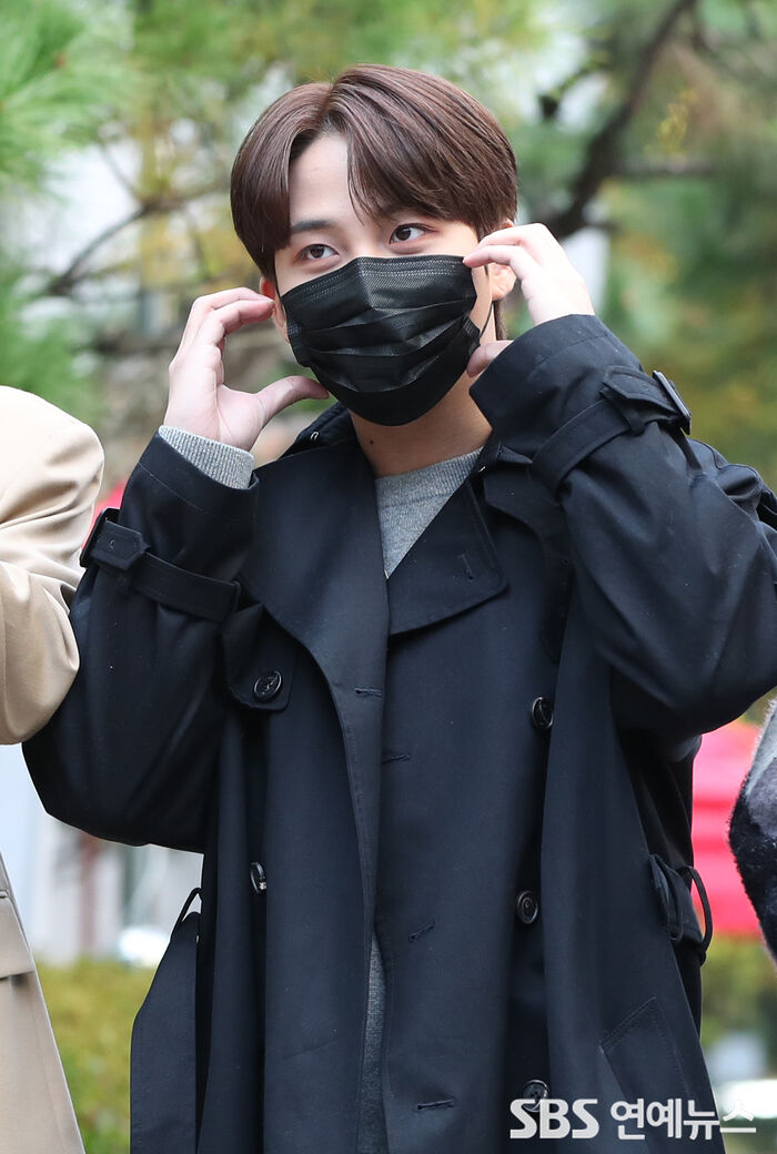 [Throwback] ATEEZ’s JONGHO Flaunts a Cheek-Heart En Route to KBS