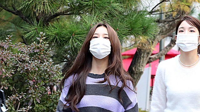 [Throwback] LABOUM’s SOLBIN Stuns in Oversized Sweater