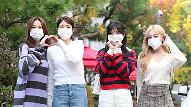 [Throwback] LABOUM’s Heart Poses Bloom on the Way to KBS