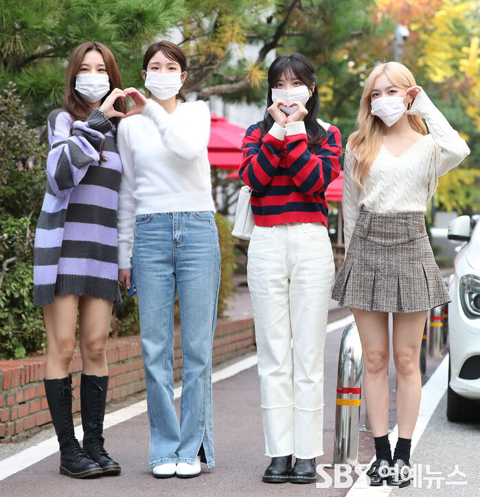 [Throwback] LABOUM’s Heart Poses Bloom on the Way to KBS