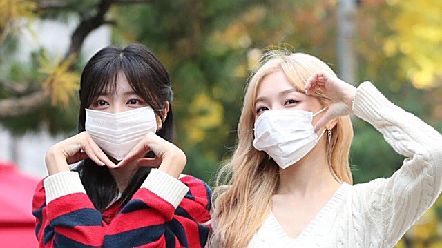 [Throwback] LABOUM’s HAEIN and SOYEON Shoot Heart Poses