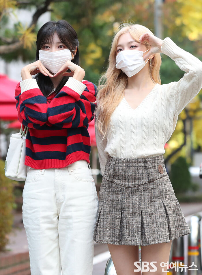 [Throwback] LABOUM’s HAEIN and SOYEON Shoot Heart Poses