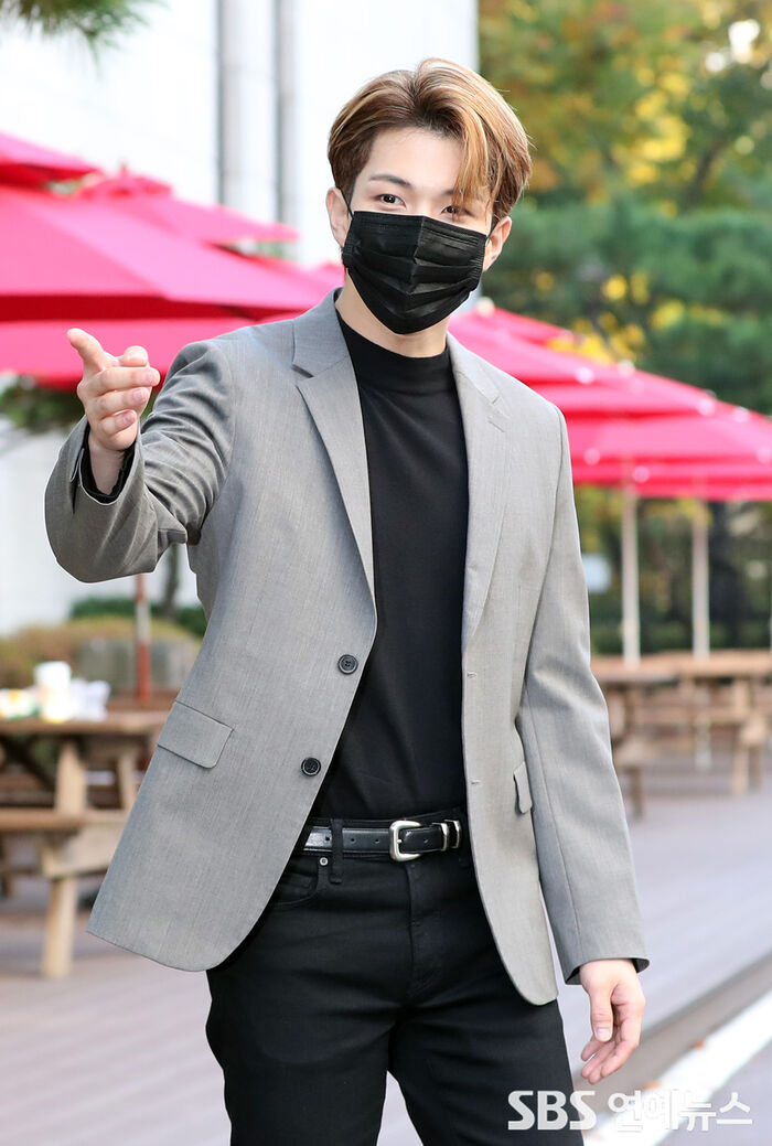 [Throwback] N.Flying’s YOO HOE-SEUNG Captures Hearts on His Way to KBS Recording