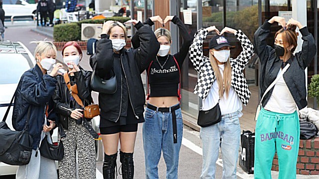 [Throwback] HolyBang Share Heart Pose on Their Way to KBS After 'Street Woman Fighter' Win