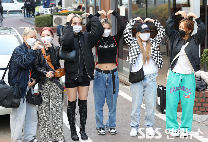 [Throwback] HolyBang Share Heart Pose on Their Way to KBS After 'Street Woman Fighter' Win