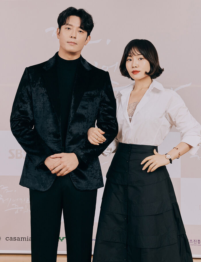 [Throwback] Kim Ju-hun and Choi Hee-seo Serve Chic Couple Vibes