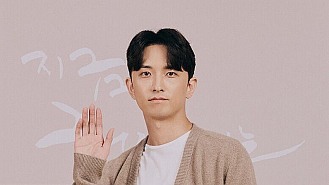 [Throwback] Yoon Na Moo Brings a Forest-Fresh Wave at ‘Now, We Are Breaking Up’ Press Conference