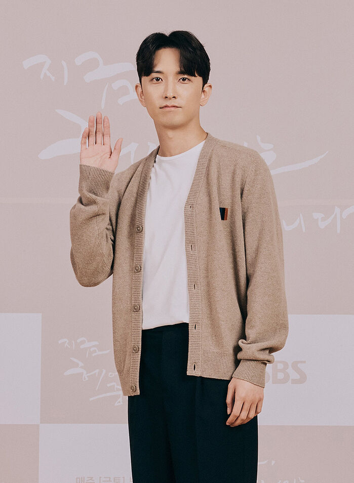 [Throwback] Yoon Na Moo Brings a Forest-Fresh Wave at ‘Now, We Are Breaking Up’ Press Conference