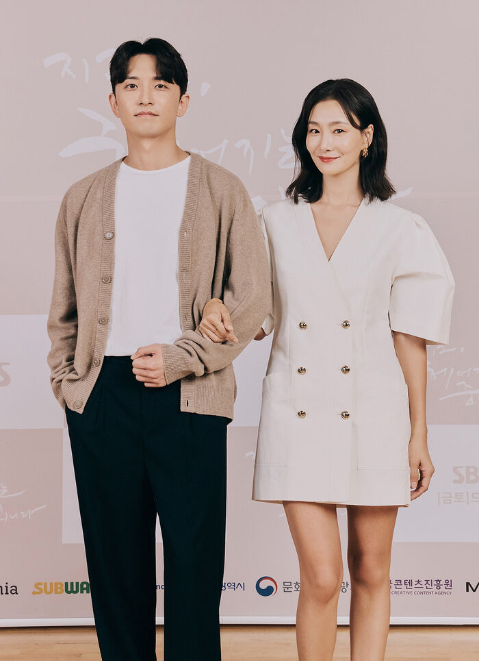 [Throwback] Yoon Na Moo and Park Hyo-joo Link Arms at ‘Now, We Are Breaking Up’ Press Conference