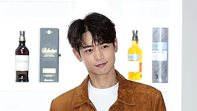 [Throwback] MINHO Flaunts Sculpted Visuals With a Wave
