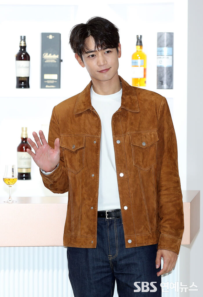 [Throwback] MINHO Flaunts Sculpted Visuals With a Wave