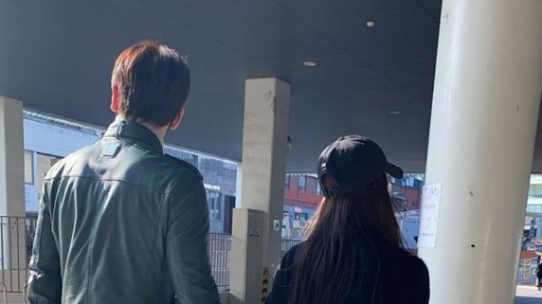 비♥김태희 커플, 손 꼭 붙잡은 '동네 산책' 포착