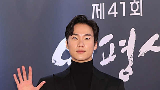 [Throwback] Lee Hongnae Wins Best New Actor at the Korean Association of Film Critics Awards