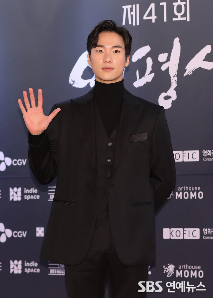 [Throwback] Lee Hongnae Wins Best New Actor at the Korean Association of Film Critics Awards