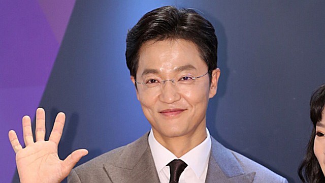 [Throwback] Cho Han-Cheul Takes On Hosting Duties at the 41st Korean Association of Film Critics Awards