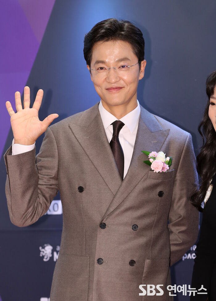 [Throwback] Cho Han-Cheul Takes On Hosting Duties at the 41st Korean Association of Film Critics Awards