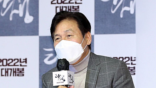 [Throwback] Ahn Sung-ki Greets Press at 'A Birth' Film Showcase