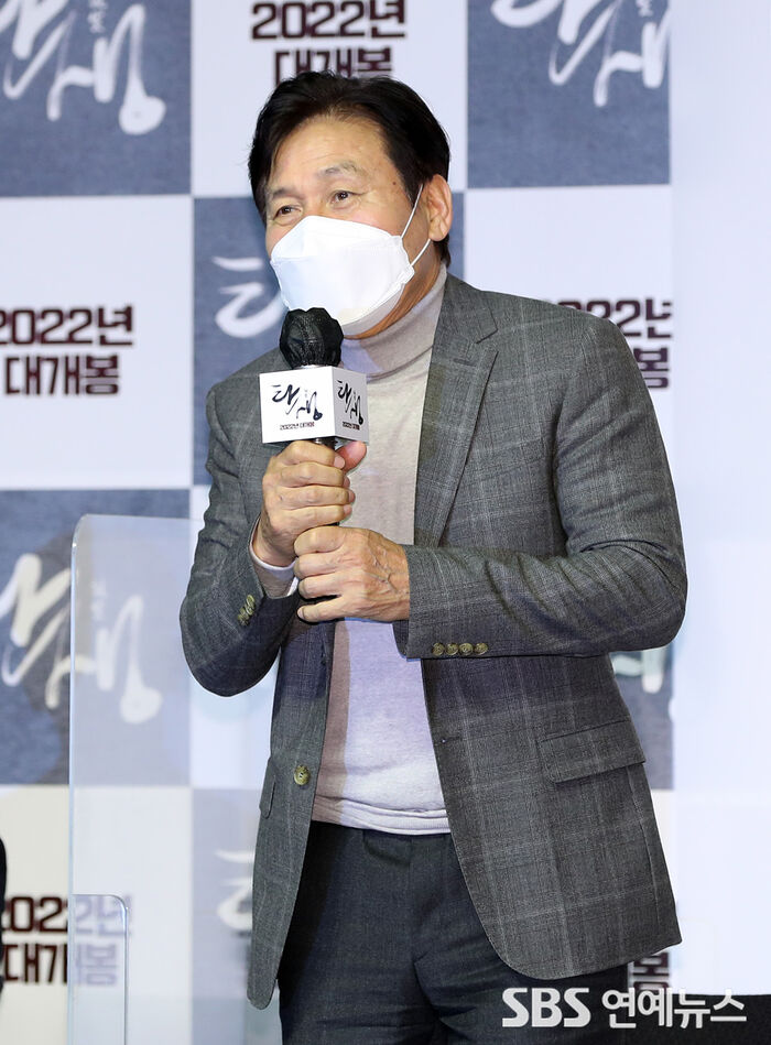 [Throwback] Ahn Sung-ki Greets Press at 'A Birth' Film Showcase