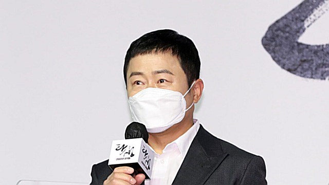 [Throwback] Lee Moonsig Greets Fans at ‘A Birth’ Film Showcase: ‘See You at the Movies’