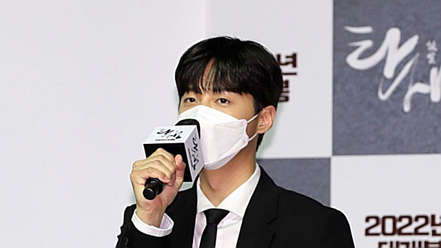 [Throwback] Lim Hyoun Soo Greets Reporters at ‘A Birth’ Press Conference